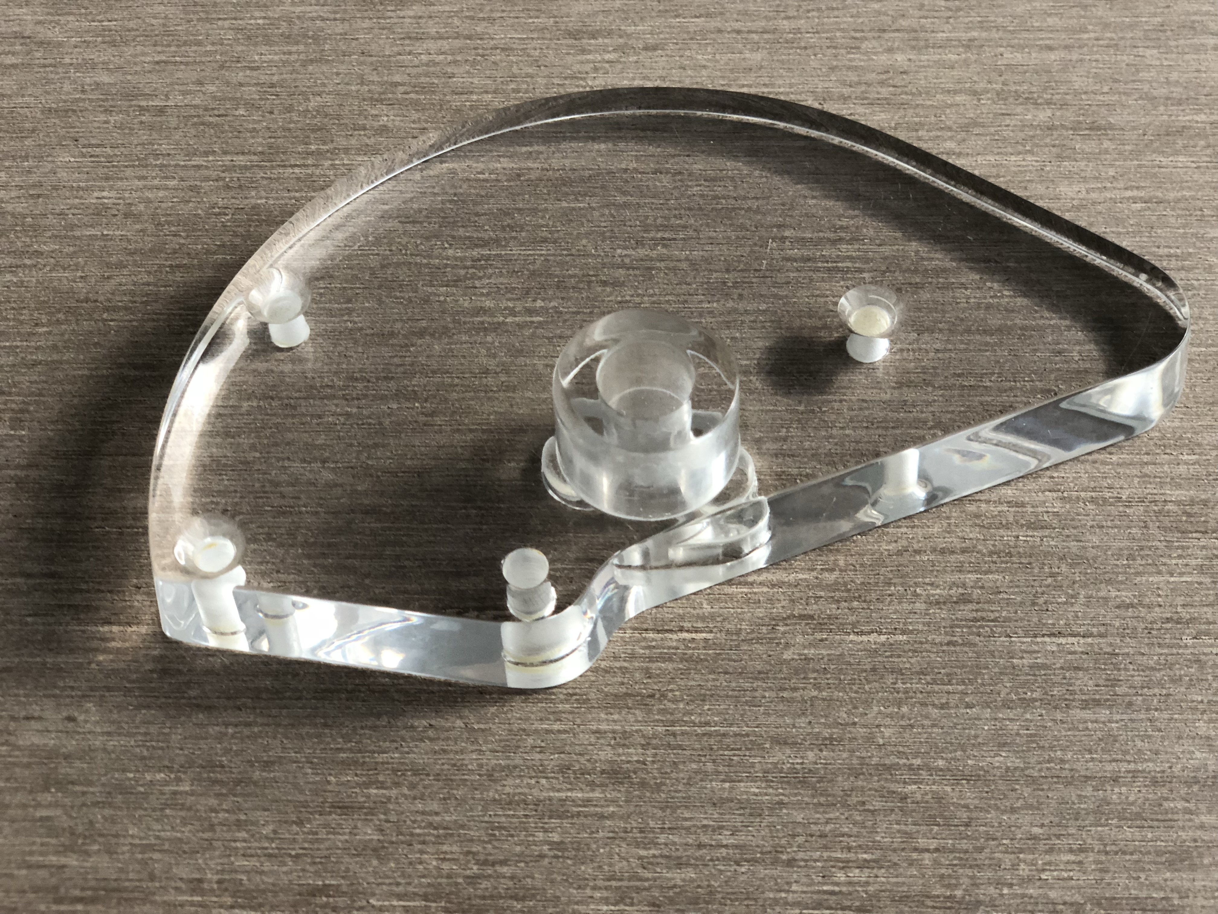 Découpe de plexiglas avec une machine de découpe à commande numérique
