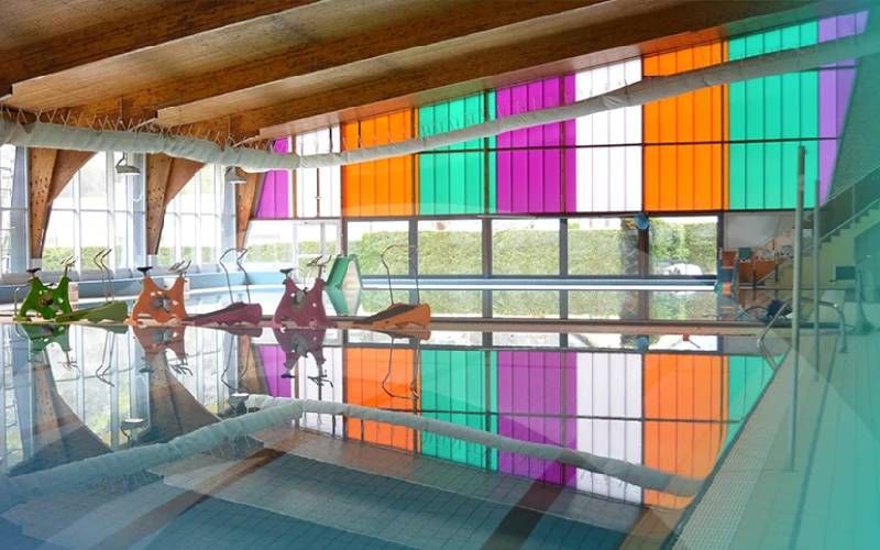 Intérieur d'une piscine avec un bardage couleurs AkyVer® Paneltherm