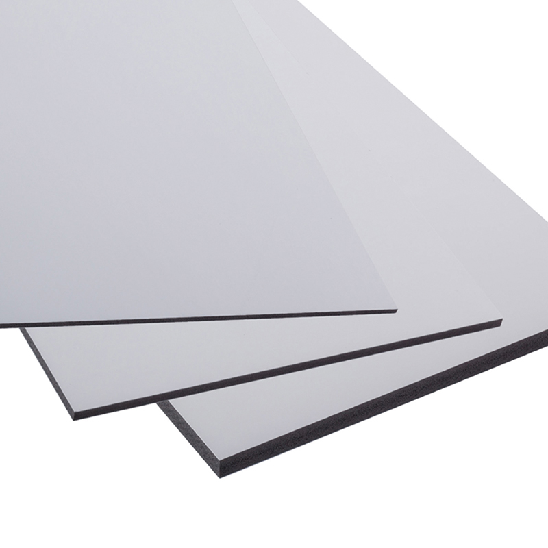 Panneaux PALBOARD® pour les parements en PVC avec une surface blanche et un noyau de couleur noire