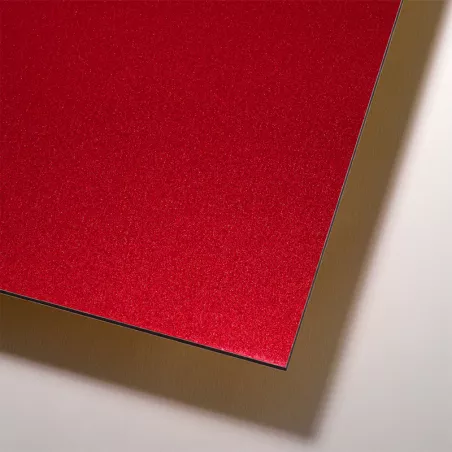 Zoom produit sur la plaque rouge finition métal DIBOND®