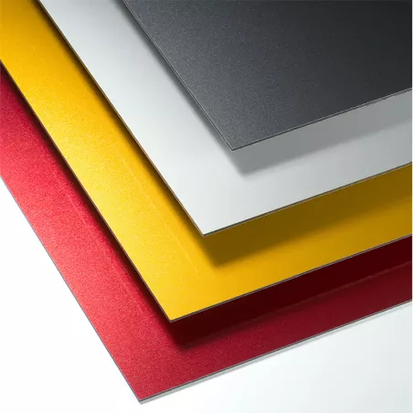 Quatre plaques de DIBOND® aspect métal : gris, blanc, rouge et jaune