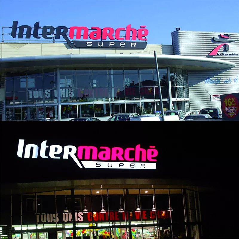 Façade de supermarché avec l'enseigne Intermarché de jour et de nuit Façade de supermarché avec l'enseigne Intermarché de jour et de nuit