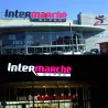 Façade de supermarché avec l'enseigne Intermarché de jour et de nuit Façade de supermarché avec l'enseigne Intermarché de jour et de nuit