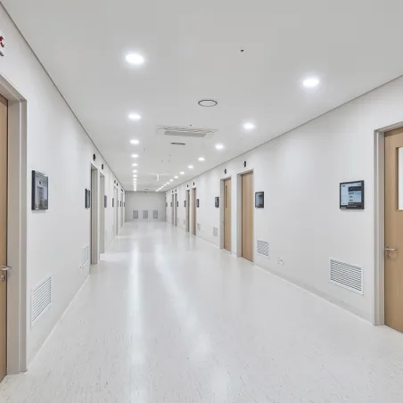 couloirs d'un établissement de santé avec des murs en polycarbonate LEXAN™ CLINIWALL™