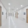 couloirs d'un établissement de santé avec des murs en polycarbonate LEXAN™ CLINIWALL™ couloirs d'un établissement de santé avec des murs en polycarbonate LEXAN™ CLINIWALL™