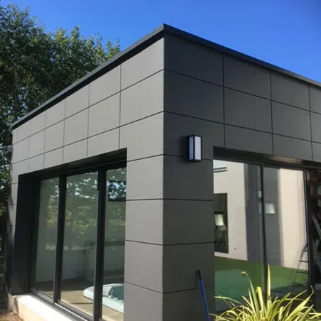Habitation avec des murs extérieurs en ciment composite de la marque Swisspearl®