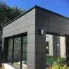 Habitation avec des murs extérieurs en ciment composite de la marque Swisspearl® Habitation avec des murs extérieurs en ciment composite de la marque Swisspearl®