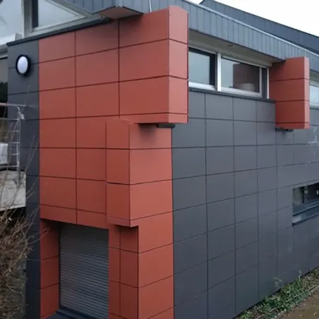 Bardage avec du composite ciment Swisspearl® de couleur gris foncé et rouge