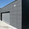 Bardage d'un garage d'une maison construit avec des panneaux autoclavés Swisspearl® Bardage d'un garage d'une maison construit avec des panneaux autoclavés Swisspearl®