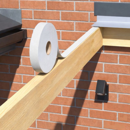 Pose du ruban adhésif pour la fixation du polycarbonate en toiture