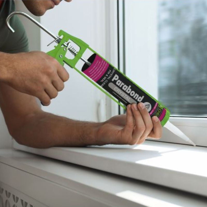 Homme appliquant le mastic Parabond® Crystal sur un appui de fenêtre