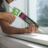 Homme appliquant le mastic Parabond® Crystal sur un appui de fenêtre