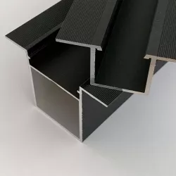 Profils Oméga alu anodisé noir – Fixation panneaux composites façade
