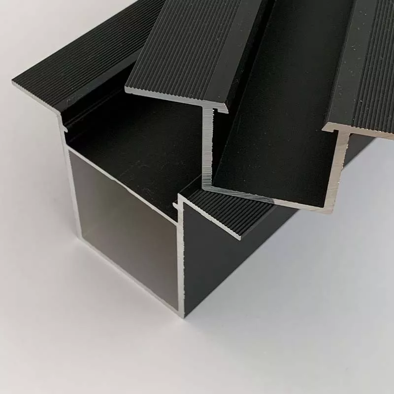 Profils Oméga alu anodisé noir – Fixation panneaux composites façade