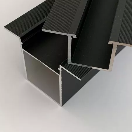 Profils Oméga alu anodisé noir – Fixation panneaux composites façade