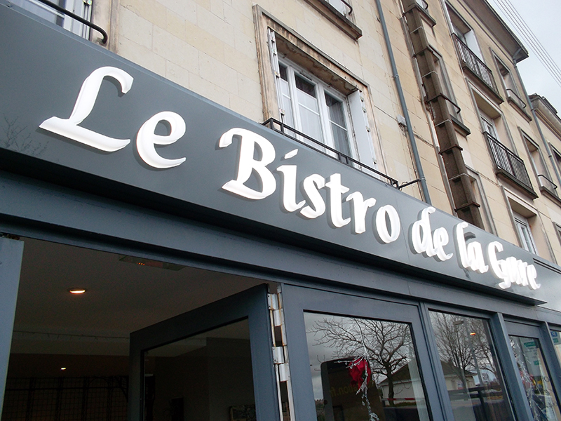 Enseigne en PMMA avec un effet 3D couleur blanche pour le Bistrot de la Gare