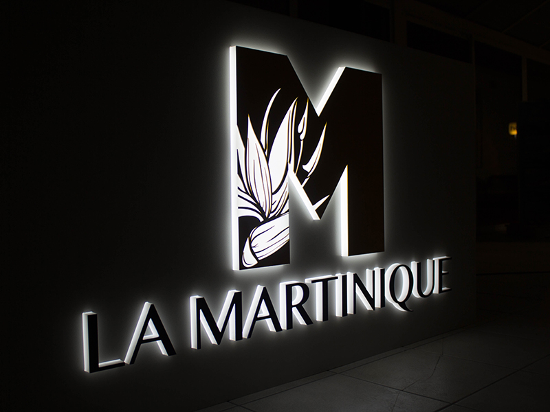 Enseigne lumineuse blanche en PMMA LED system pour la marque La Martinique
