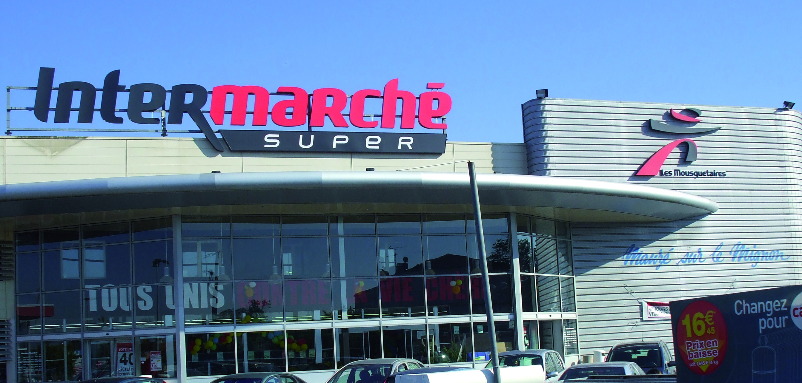 Enseigne d'un supermarché Intermarché en PMMA Black and White vue de jour