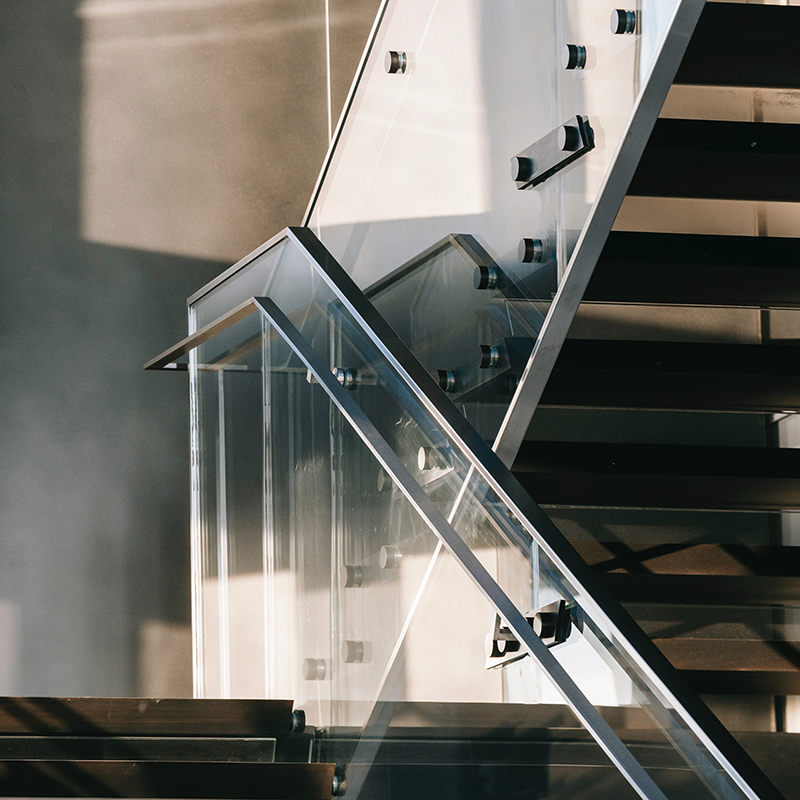 Vitrage en plexiglass d'un escalier 