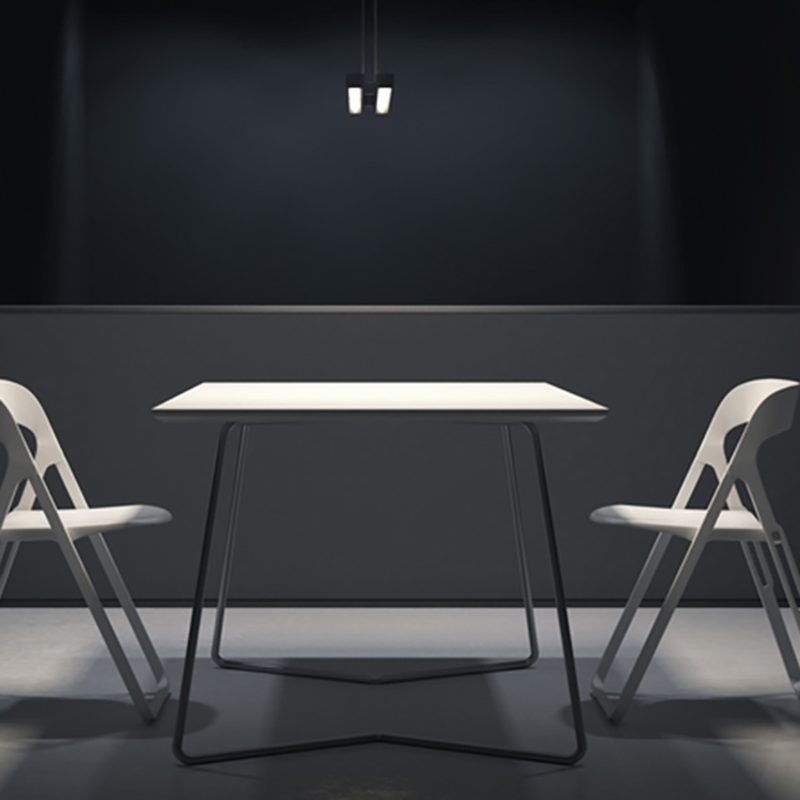 Salle d'interrogatoire avec un miroir sans tain en plexiglass