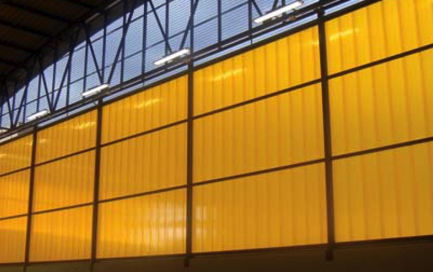 Panneaux emboîtables en polycarbonate de la gamme arcoWall® 5613 de couleur jaune servant de bardage