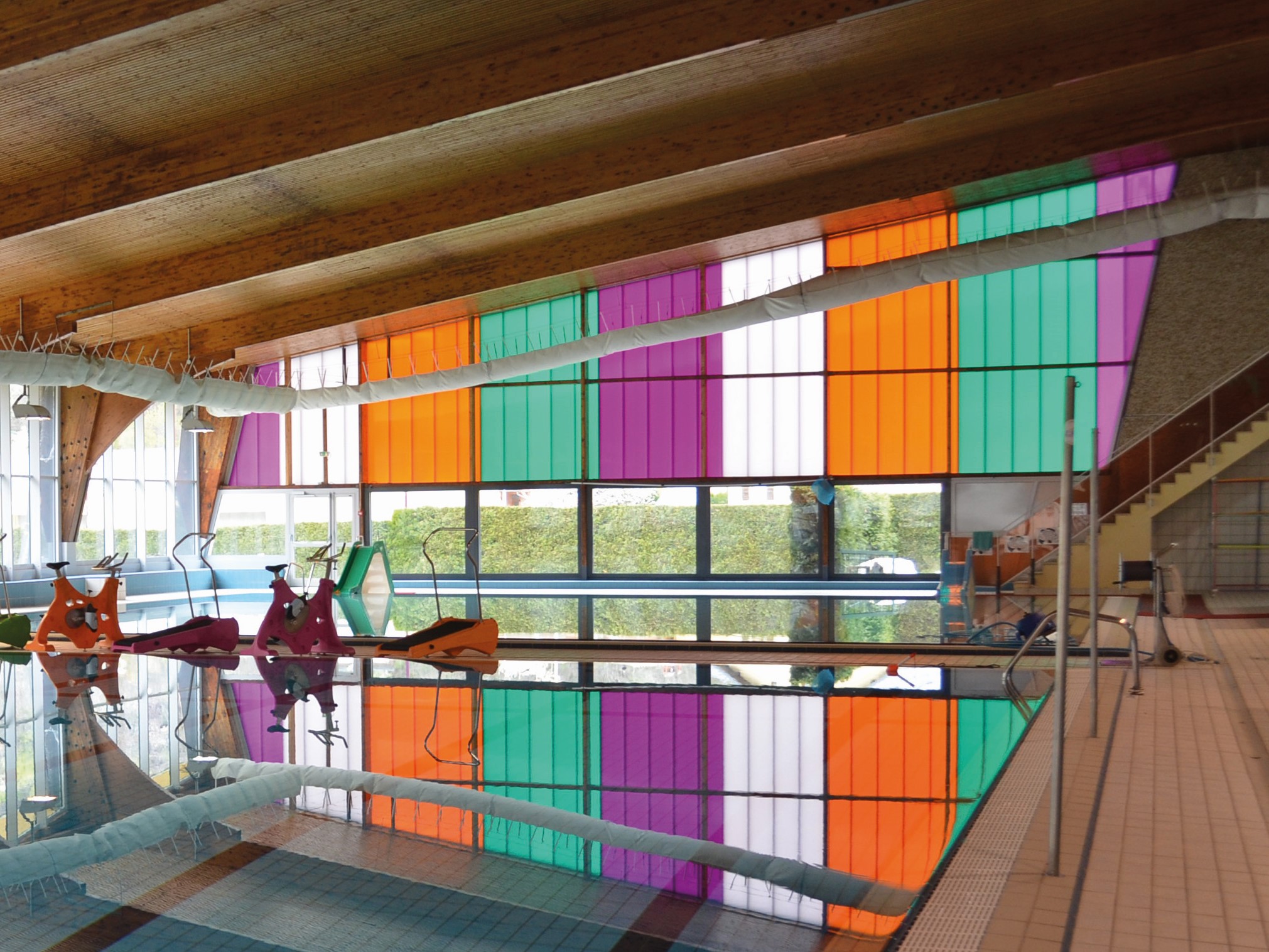 Plaques d'Akyver® PanelTherm de quatre couleurs différentes installés dans une piscine intérieure