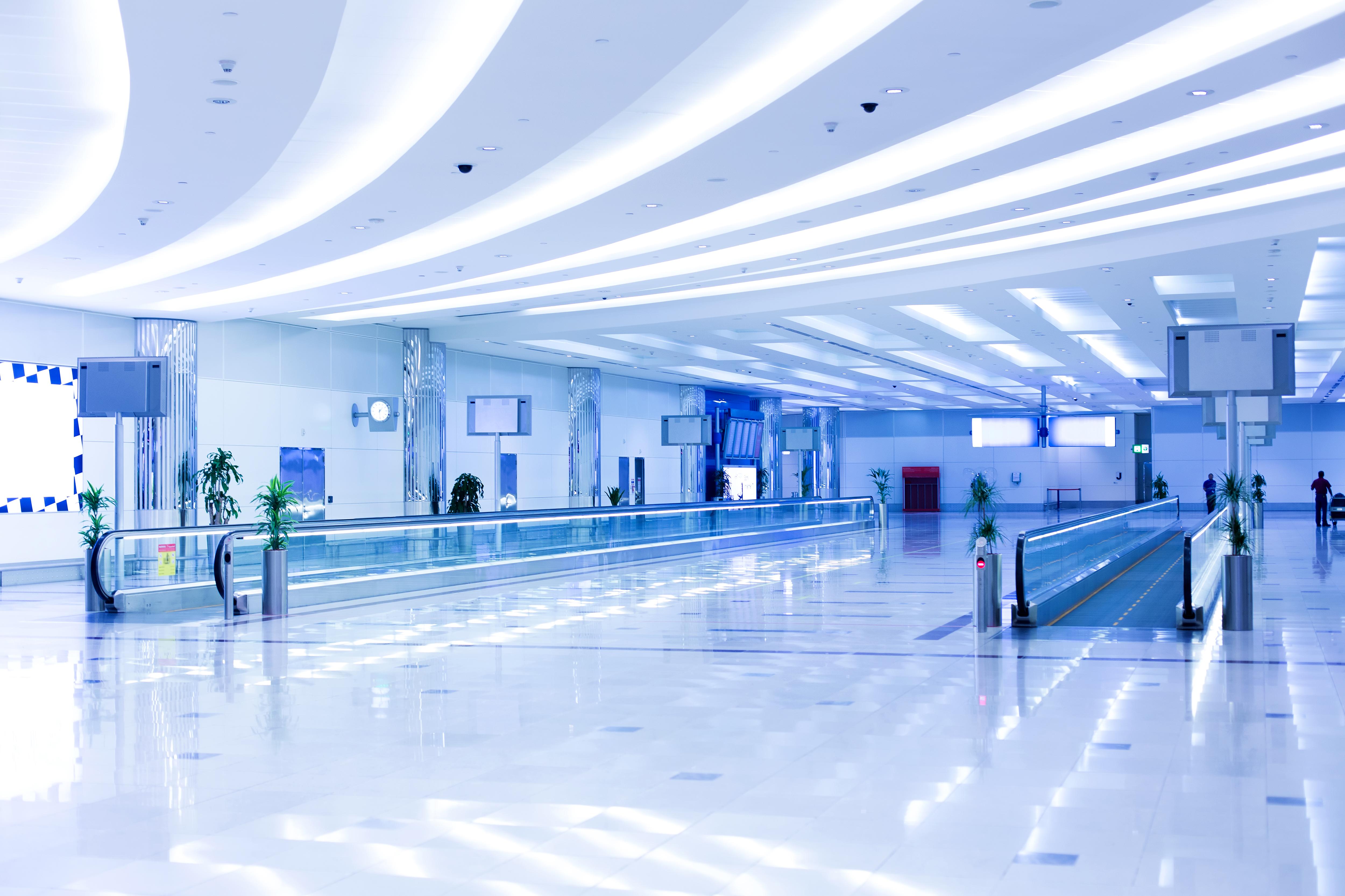 Plaques en polycarbonate de LEXAN™ EXELL D Opal Bright WH7D1360 utilisé dans un aéroport pour son éclairement uniforme