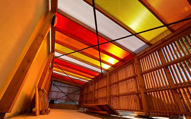 Vue du dessous d'une toiture colorée en PC AkyVer® Connect