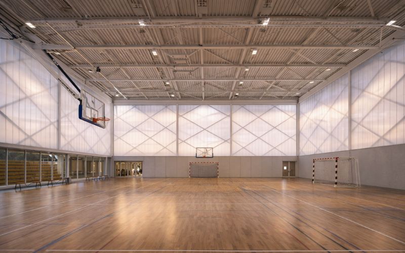 Bardage translucide d'un gymnase le soir