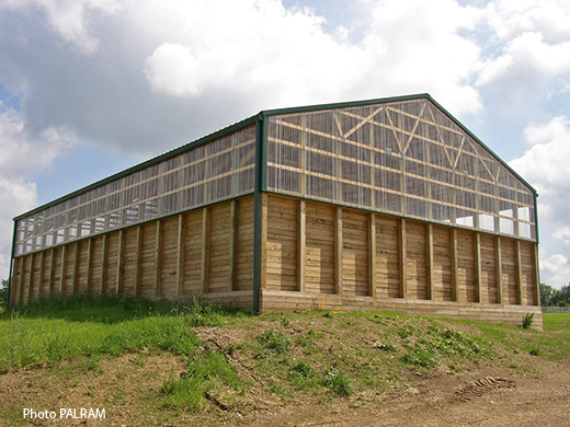 Polycarbonate ondulé Suntuf® transparent utilisé pour la couverture d'un bâtiment en bois