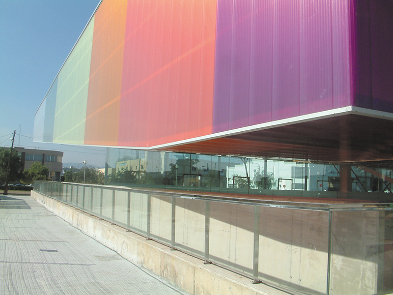 Système modulaire composé de panneaux colorés en polycarbonates emboîtables, de la marque LEXAN™ THERMOCLICK™ installé comme bardage sur une façade de bâtiment