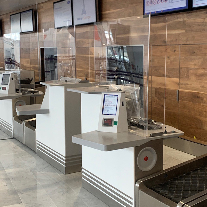 Vitrine de protection en polyester dans un aéroport