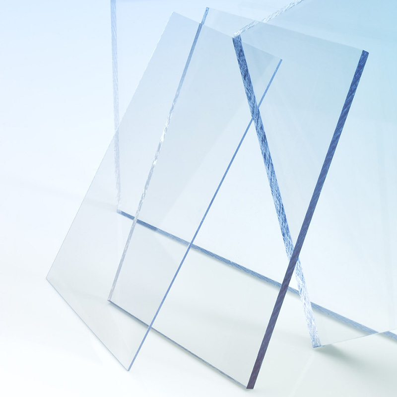 Plaques de polyester transparentes solides, stables et thermoformables