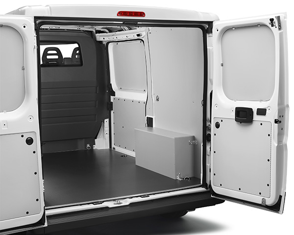 Un camion blanc aux portes du coffre ouvertes. Du polypropylène, de la marque AkyDrive®, sert à renforcer et protéger le plancher, l'habillage du coffre, ou encore les parois