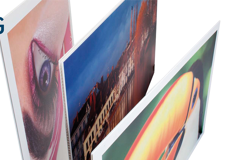 Trois panneaux de polypropylène alvéolaire, aussi appelé PP alvéolaire, sont imprimés en couleurs et sont utilisés pour de la communication visuelle