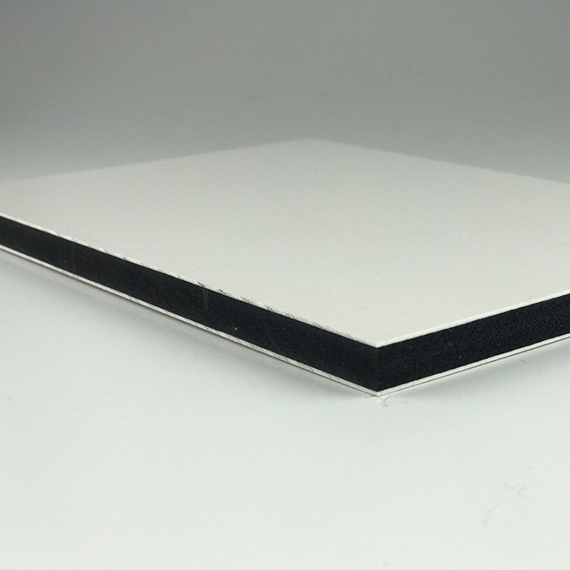 Parement en PVC de la marque FOAMAPAN® avec des surfaces de couleur blanche et un noyau noir