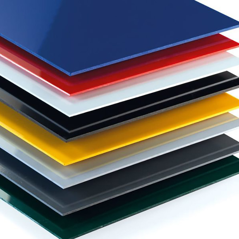 Nombreuses plaques de PVC de toutes couleurs (bleu, rouge, blanc, noir, gris, jaune) sont les unes en dessous des autres