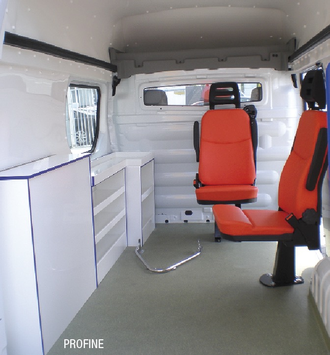 L'intérieur d'un véhicule montre les utilisations possibles du PVC Expansé (Komacel®, Colplast® AS, Forex® et Simopor® SP) pour l'aménagement d'un intérieur de camion ou autres moyens de transport