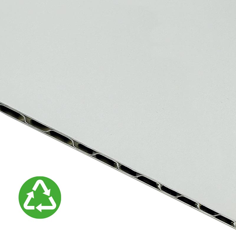 SMARTBOND® est le panneau composite aluminium entièrement recyclable de couleur blanche, avec un noyau en aluminium ondulé (forme clé grecque)